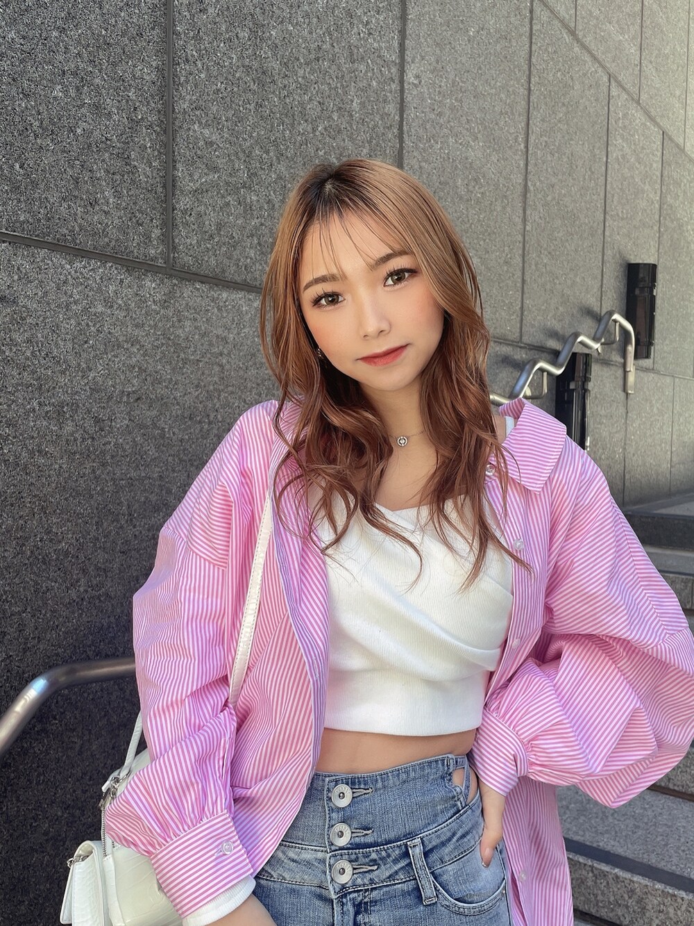 ホワイト系のTシャツ/カットソー、ピンク系のシャツ/ブラウス、ホワイト系のバックパック/リュックを着用したレディースの春コーディネートの3枚目の写真