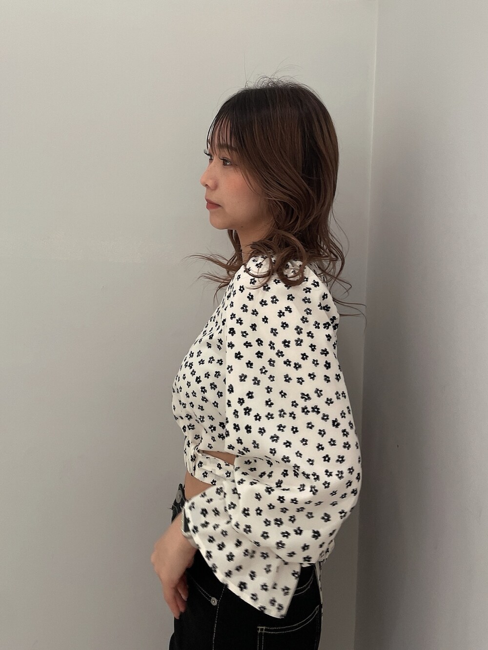 その他のシャツ/ブラウス、ブラック系のデニムパンツ、ブラック系のパンプスを着用したレディースの春コーディネートの4枚目の写真