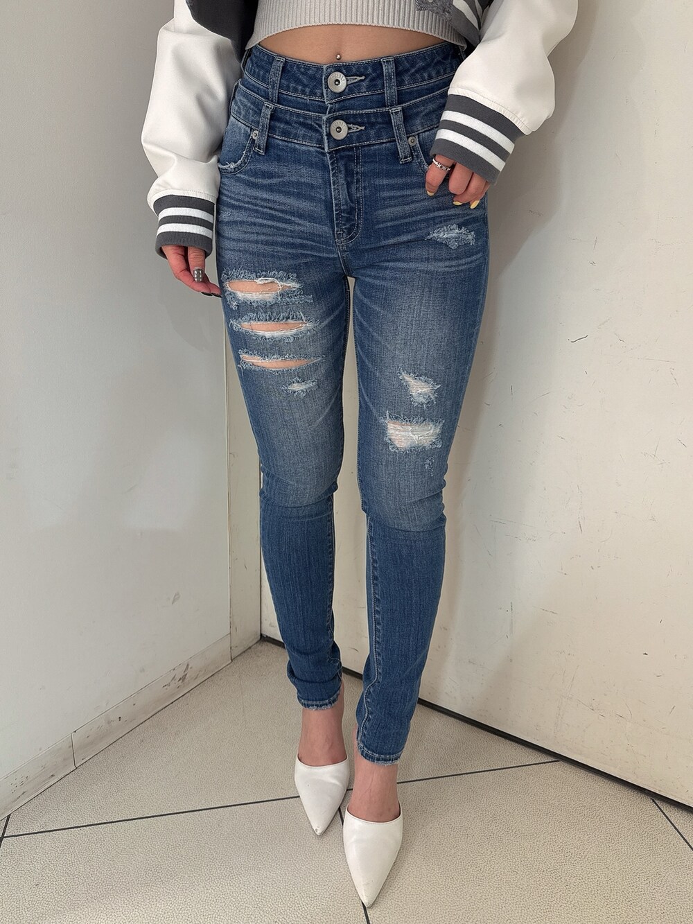 ブルー系のデニムパンツ、ホワイト系のパンプス、ホワイト系のシャツ/ブラウスを着用したレディースの冬コーディネートの8枚目の写真