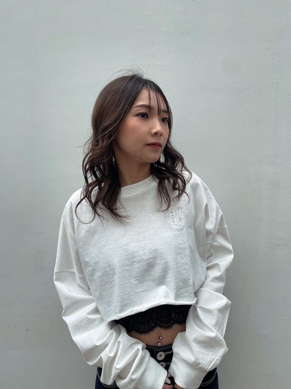 ホワイト系のTシャツ/カットソー、ブラック系のキャミソール、ブラック系のバックパック/リュックを着用したレディースの春コーディネートの3枚目の写真