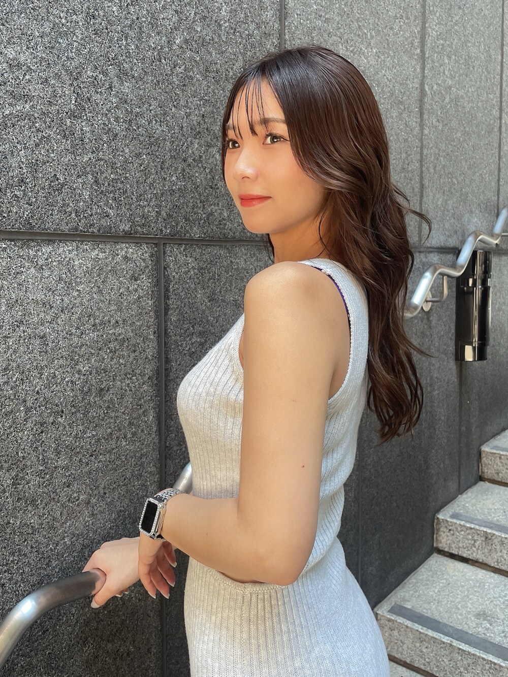 グレー系のワンピース、ホワイト系のサンダルを着用したレディースの夏コーディネートの5枚目の写真