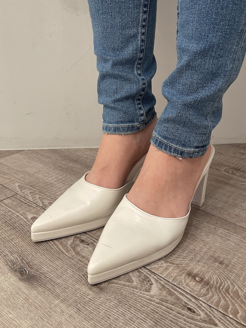 ホワイト系のキャミソール、ブルー系のデニムパンツ、グリーン系のカーディガン/ボレロを着用したレディースの冬コーディネートの8枚目の写真