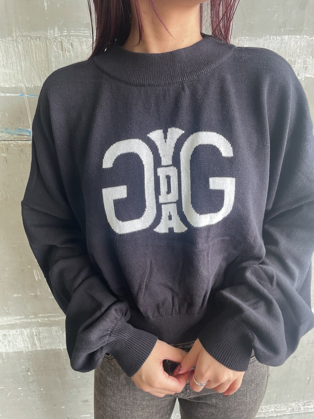 ブラック系のスタジャン、ブラック系のニット/セーター、ブラック系のデニムパンツを着用したレディースの秋コーディネートの9枚目の写真