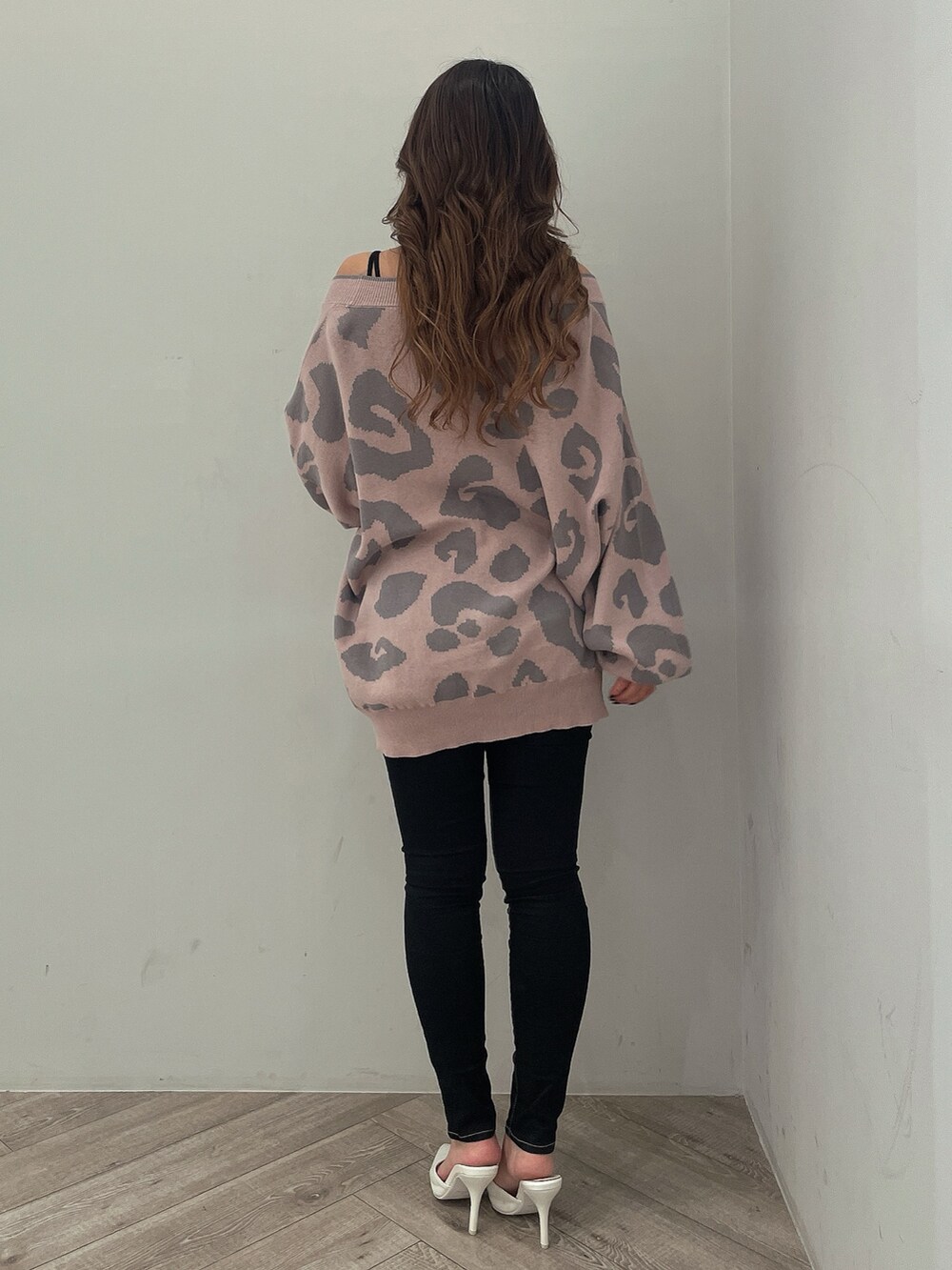 ピンク系のカーディガン/ボレロ、ブラック系のキャミソール、ブラック系のデニムパンツを着用したレディースの秋コーディネートの3枚目の写真