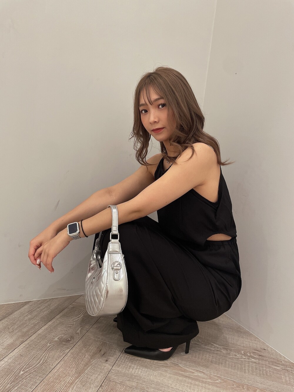 ブラック系のワンピース、ブラック系のチューブトップ、ブラック系のパンプスを着用したレディースの夏コーディネートの9枚目の写真