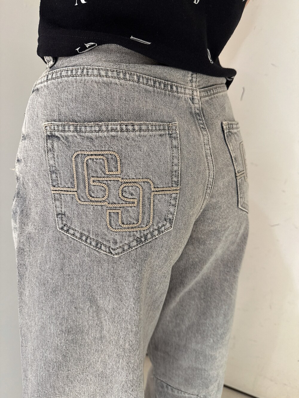 ブラック系のTシャツ/カットソー、ブルー系のデニムパンツ、ブラック系のサンダルを着用したレディースの夏コーディネートの9枚目の写真