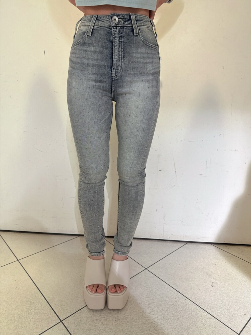ホワイト系のサンダル、ブルー系のデニムパンツ、ブルー系のTシャツ/カットソーを着用したレディースの夏コーディネートの8枚目の写真