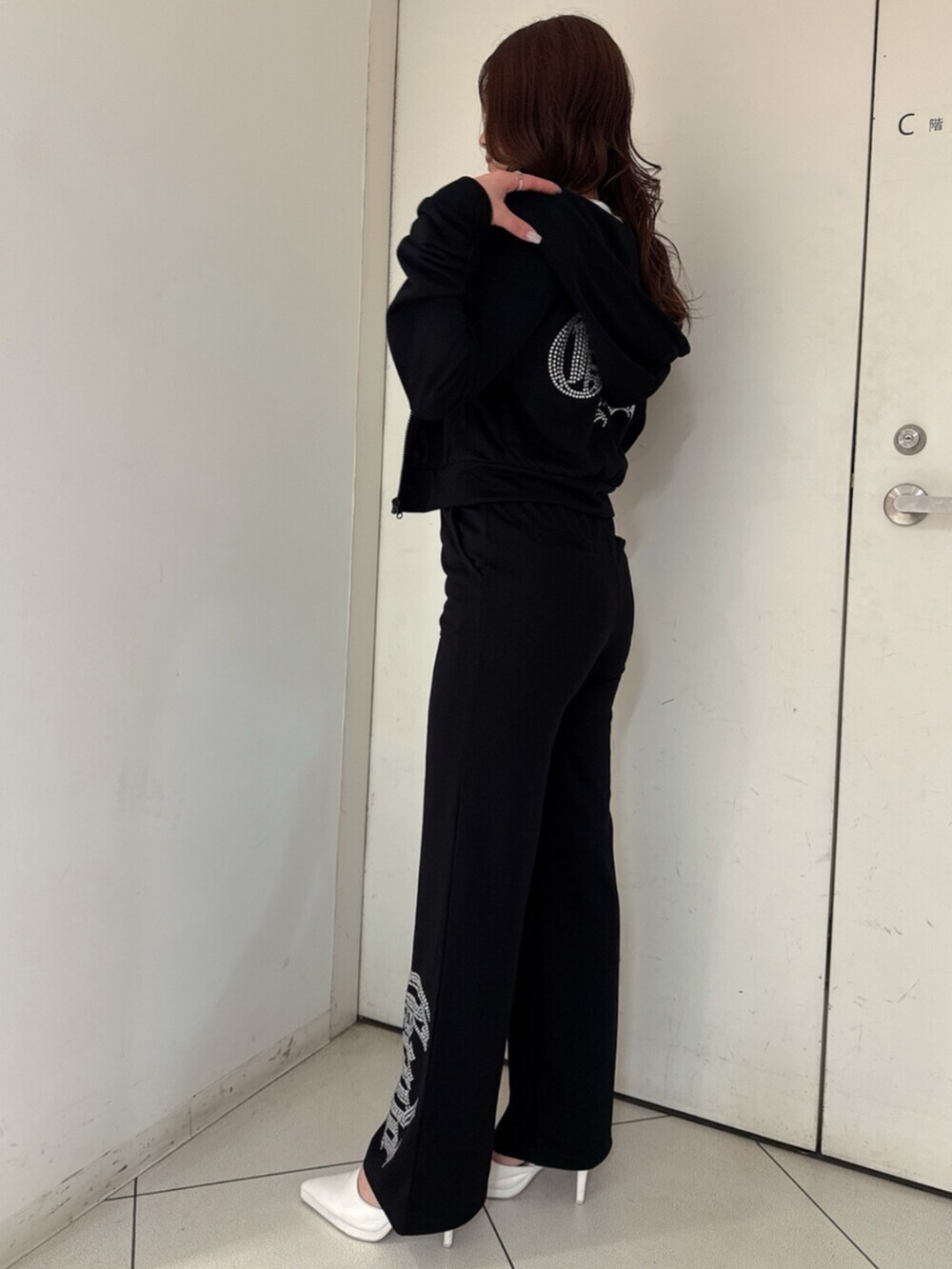 ホワイト系のパンプス、ブラック系のパーカー、ホワイト系のTシャツ/カットソーを着用したレディースの春コーディネートの2枚目の写真