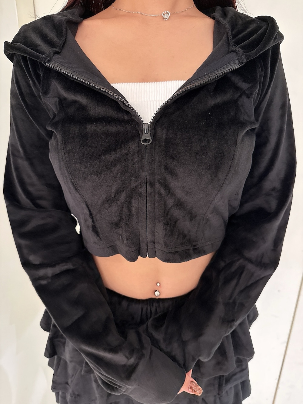 ブラック系のその他パンツ、ホワイト系のキャミソール、ブラック系のパーカーを着用したレディースの夏コーディネートの7枚目の写真