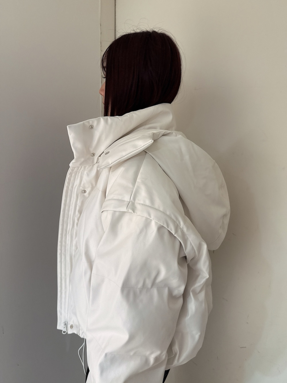 ブラック系のデニムパンツ、ブラック系のブーツ、ブラック系のニット/セーターを着用したレディースの秋コーディネートの5枚目の写真