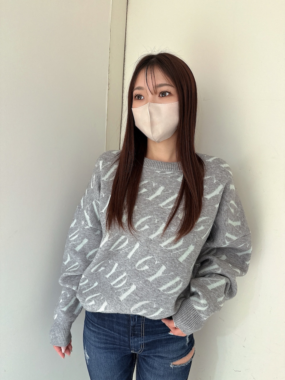 ブラック系のブーツ、ブルー系のデニムパンツ、グレー系のニット/セーターを着用したレディースの冬コーディネートの4枚目の写真