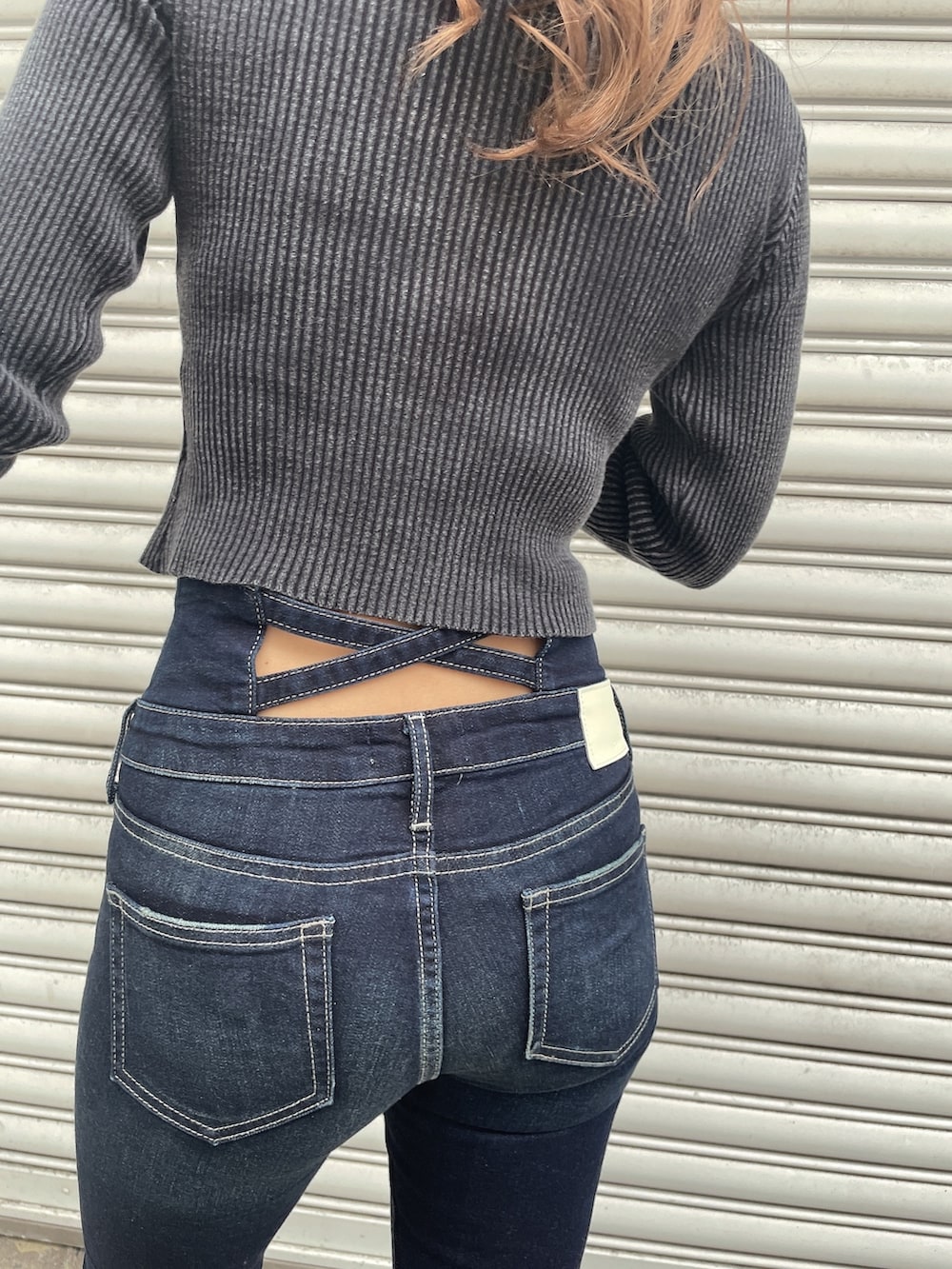 ブルー系のデニムパンツ、ブルー系のデニムパンツ、ブラック系のブーツを着用したレディースの秋コーディネートの7枚目の写真