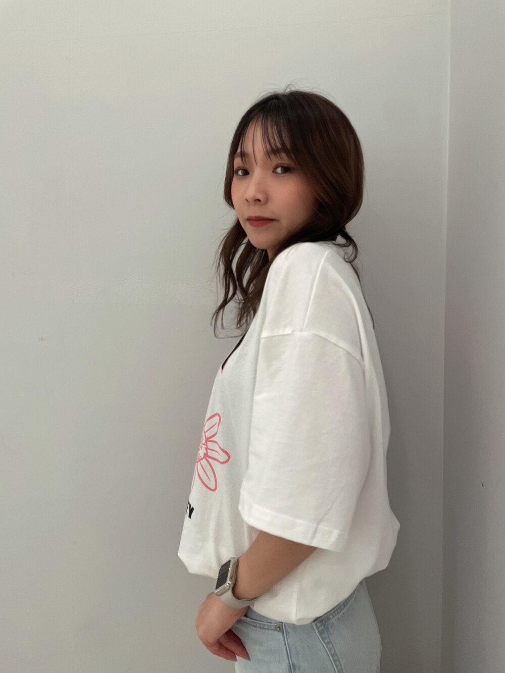ホワイト系のTシャツ/カットソー、ブルー系のデニムパンツ、ホワイト系のサンダルを着用したレディースの春コーディネートの5枚目の写真