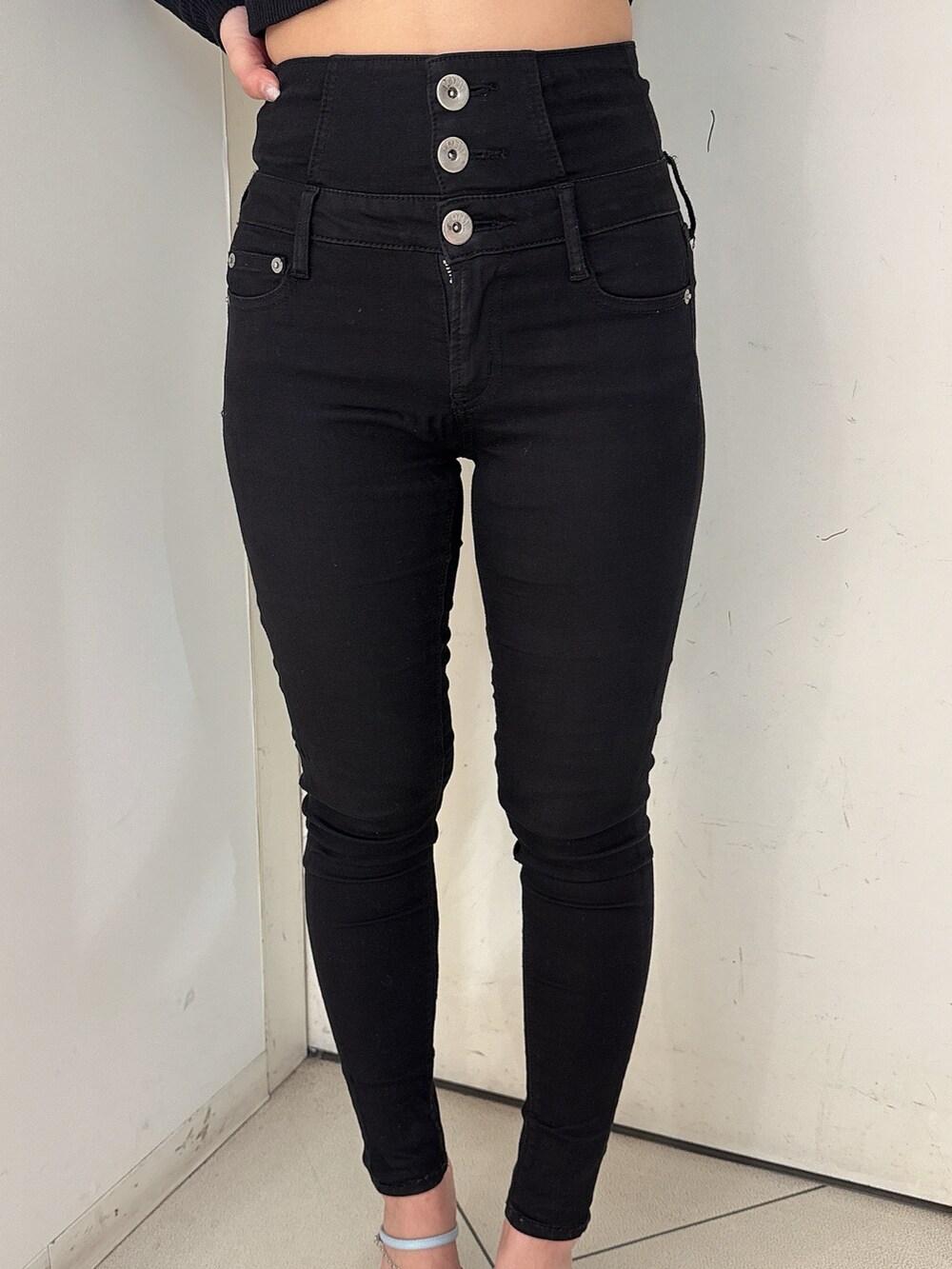 ブラック系のデニムパンツ、ホワイト系のサンダル、ホワイト系のキャミソールを着用したレディースの春コーディネートの7枚目の写真