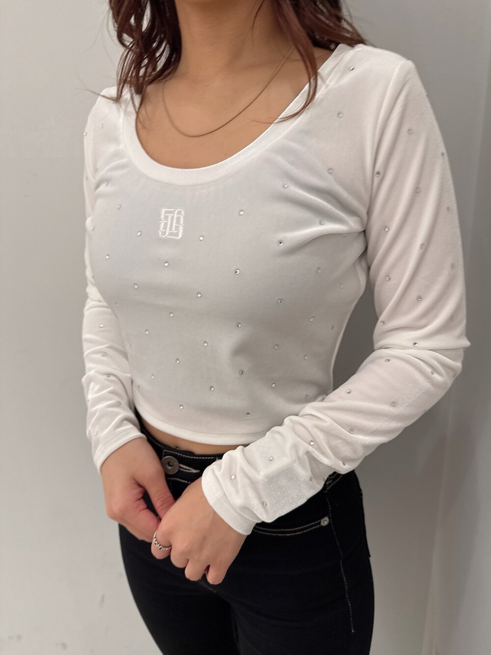 その他のその他アウター、ホワイト系のTシャツ/カットソー、ブラック系のブーツを着用したレディースの秋コーディネートの8枚目の写真