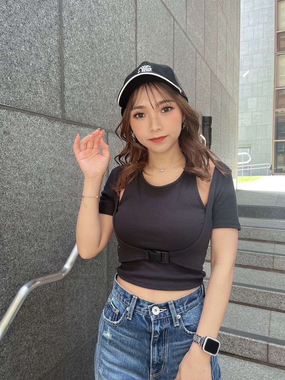 ブラック系のTシャツ/カットソー、ブルー系のデニムパンツ、ブラック系のサンダルを着用したレディースの春コーディネートの3枚目の写真
