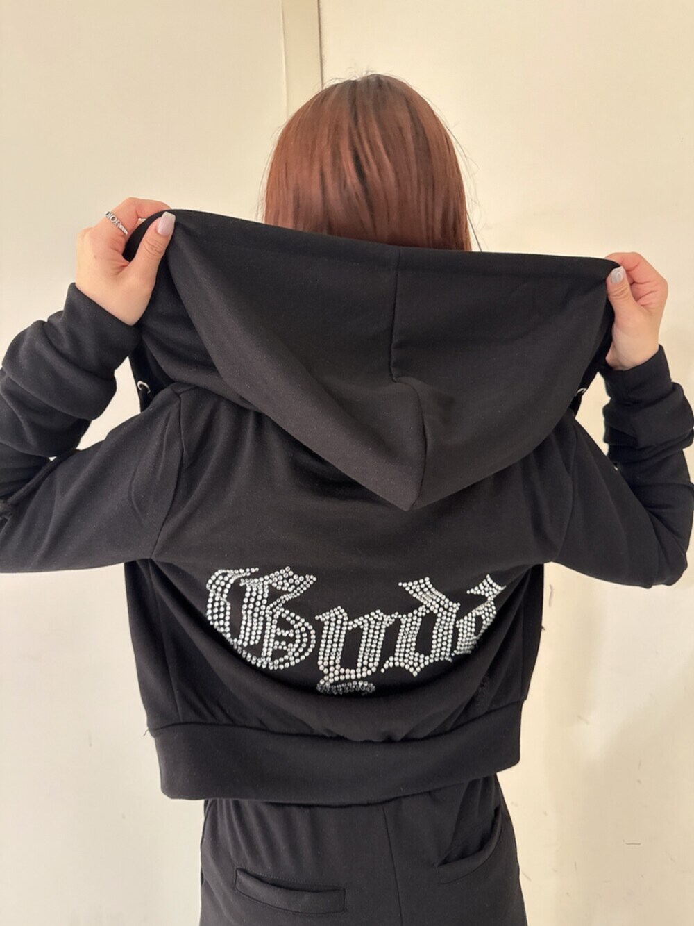 ホワイト系のパンプス、ブラック系のパーカー、ホワイト系のTシャツ/カットソーを着用したレディースの春コーディネートの6枚目の写真