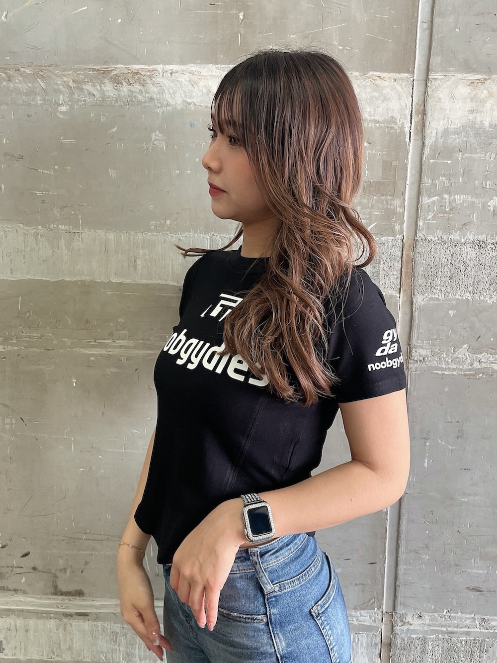 ブラック系のTシャツ/カットソー、ブルー系のデニムパンツ、ブラック系のサンダルを着用したレディースの夏コーディネートの4枚目の写真