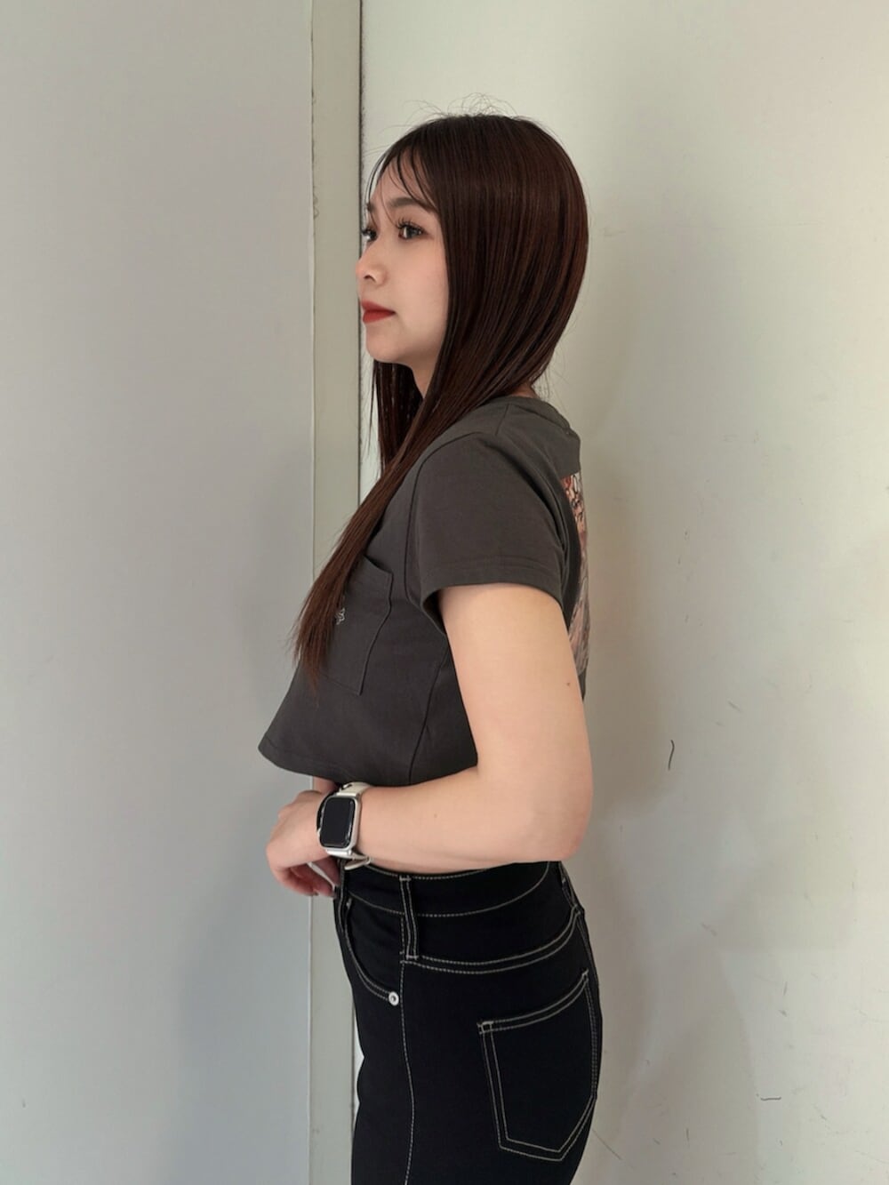ブラック系のサンダル、ブラック系のデニムパンツ、グレー系のTシャツ/カットソーを着用したレディースの春コーディネートの5枚目の写真