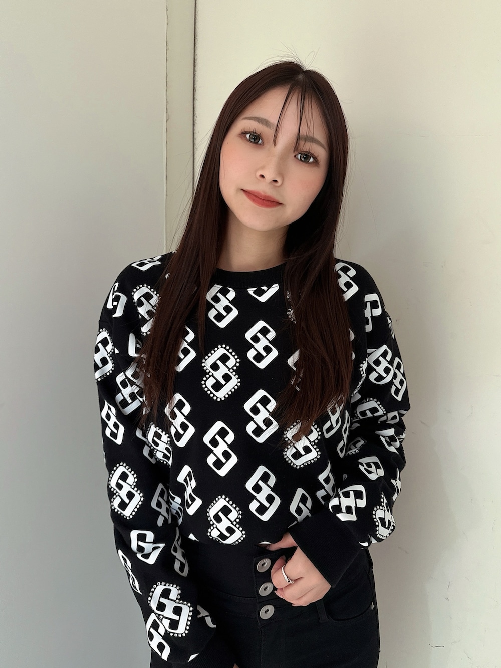 ブラック系のデニムパンツ、ブラック系のブーツ、ブラック系のスウェットを着用したレディースの冬コーディネートの4枚目の写真