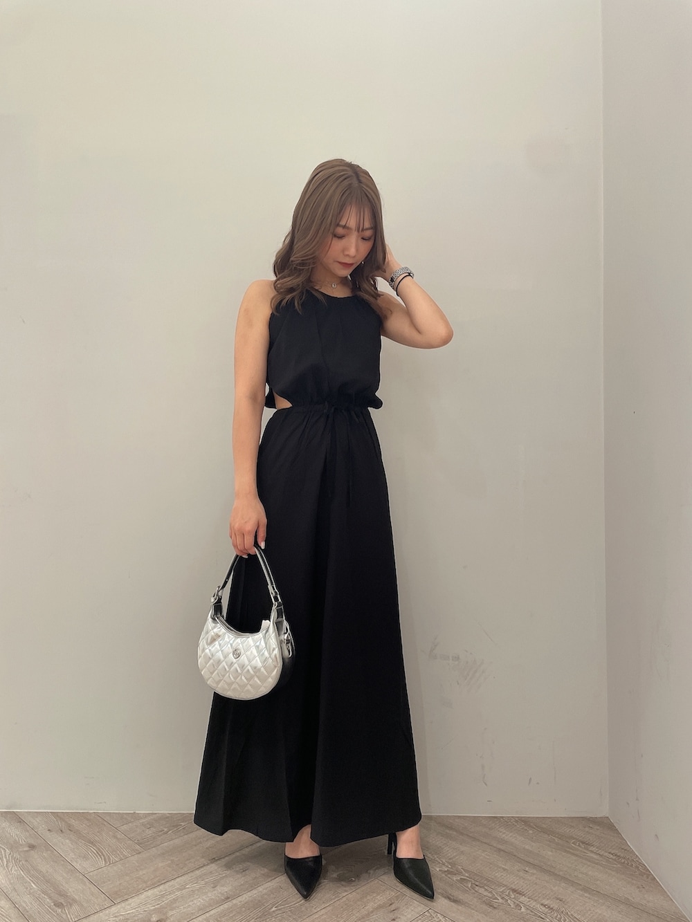 ブラック系のワンピース、ブラック系のチューブトップ、ブラック系のパンプスを着用したレディースの夏コーディネートの3枚目の写真