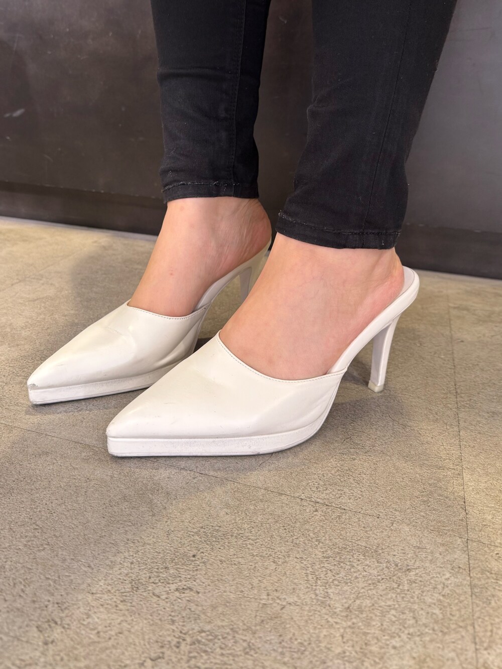 ブラック系のデニムパンツ、ホワイト系のパンプス、その他のニット/セーターを着用したレディースの春コーディネートの8枚目の写真