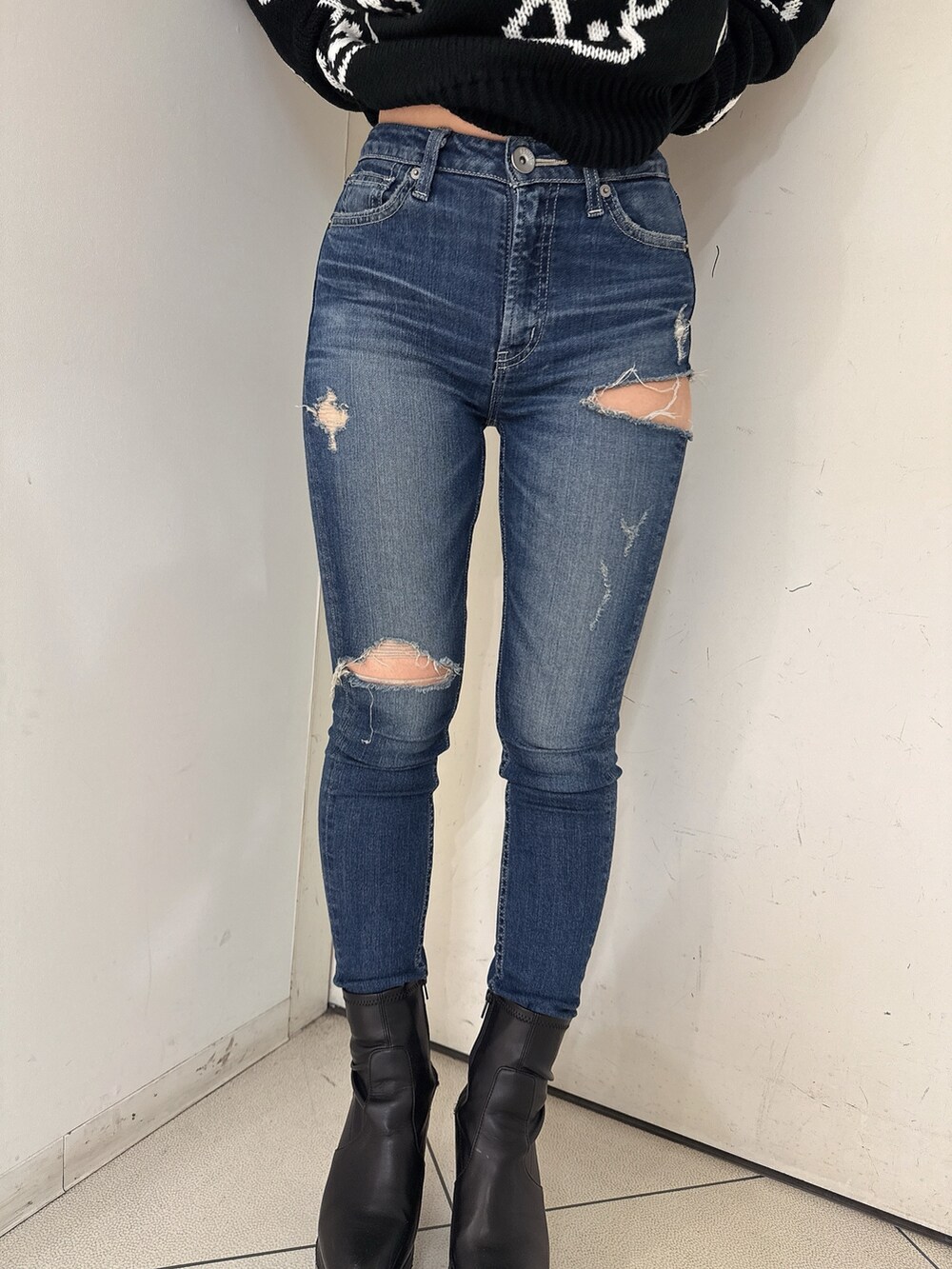 グレー系のカーディガン/ボレロ、ブルー系のデニムパンツ、ブラック系のブーツを着用したレディースの秋コーディネートの9枚目の写真