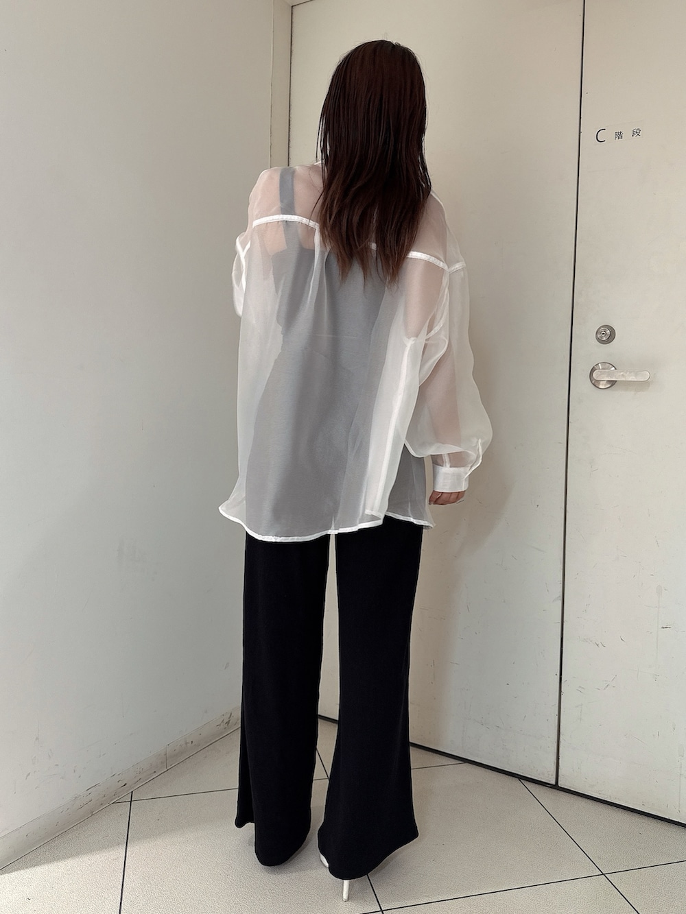 ブラック系のタンクトップ、ホワイト系のシャツ/ブラウス、ブラック系のその他パンツを着用したレディースの春コーディネートの3枚目の写真