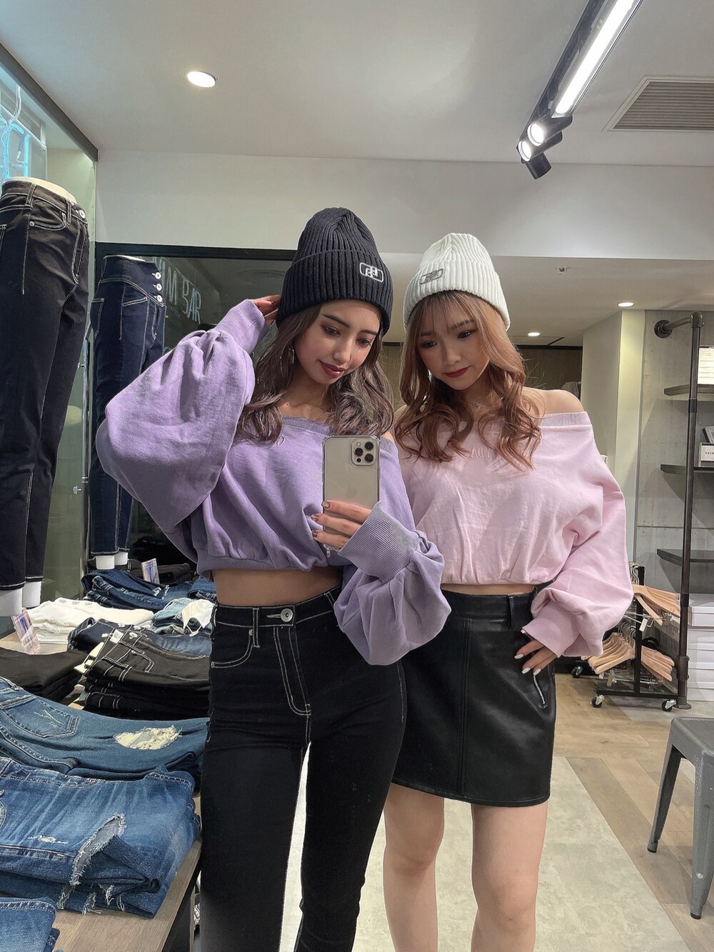 ピンク系のTシャツ/カットソー、ブラック系のスカート、パープル系のTシャツ/カットソーを着用したレディースの冬コーディネートの2枚目の写真