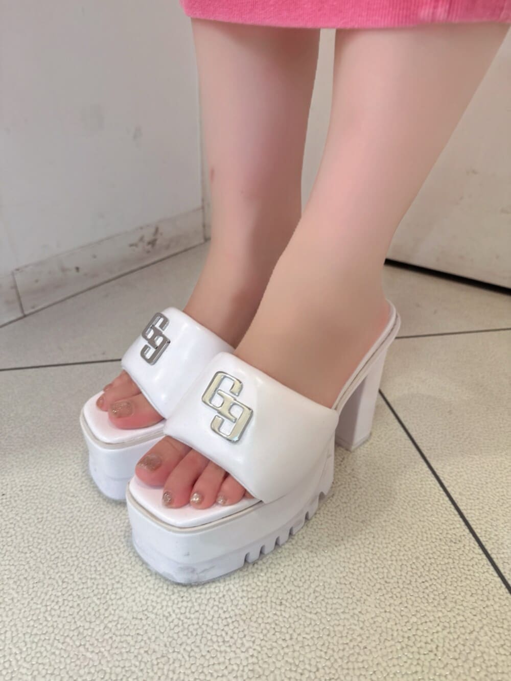 ホワイト系のサンダル、ピンク系のワンピースを着用したレディースの夏コーディネートの8枚目の写真