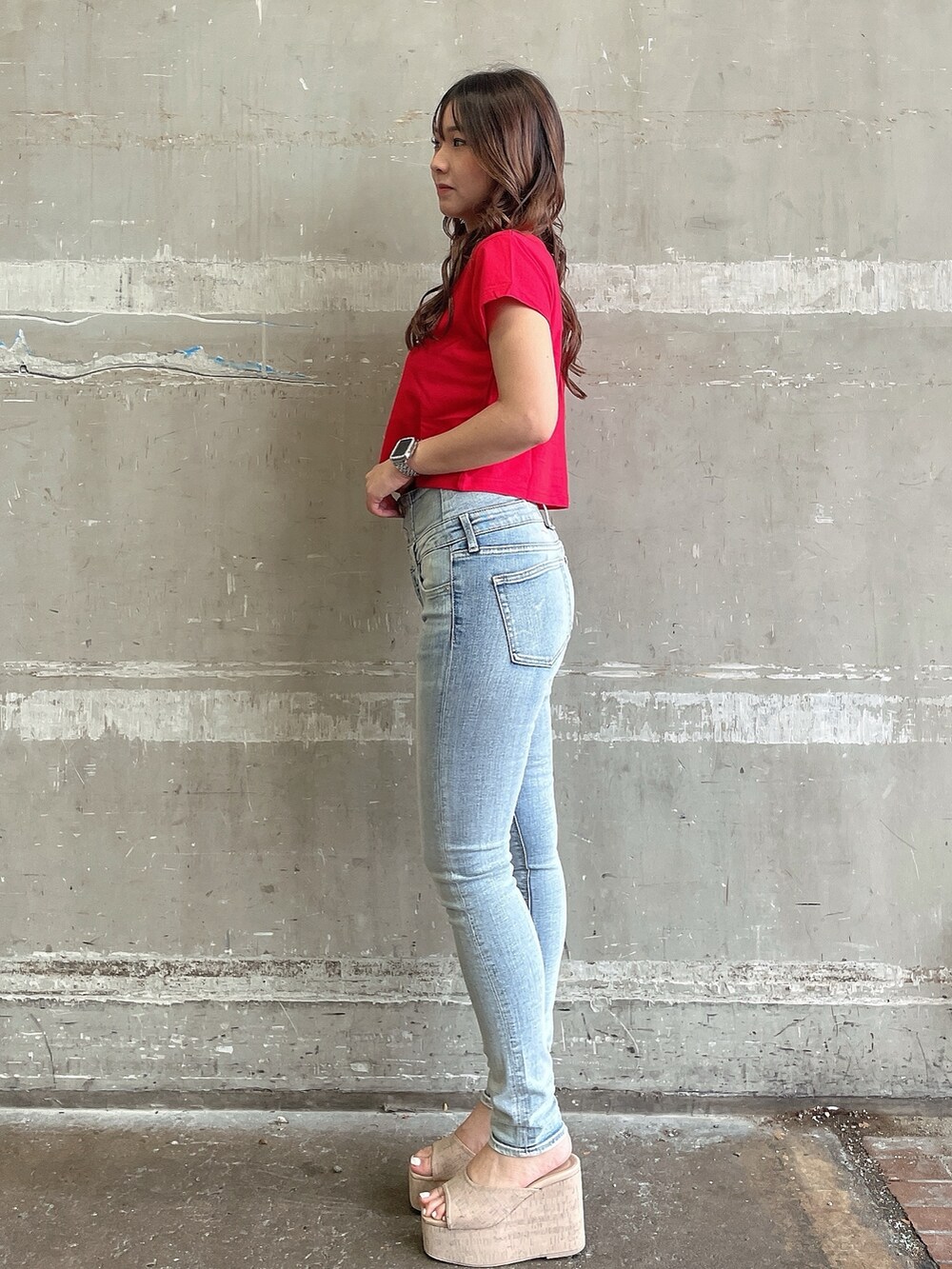 レッド系のTシャツ/カットソー、ブルー系のデニムパンツ、ホワイト系のサンダルを着用したレディースの夏コーディネートの2枚目の写真