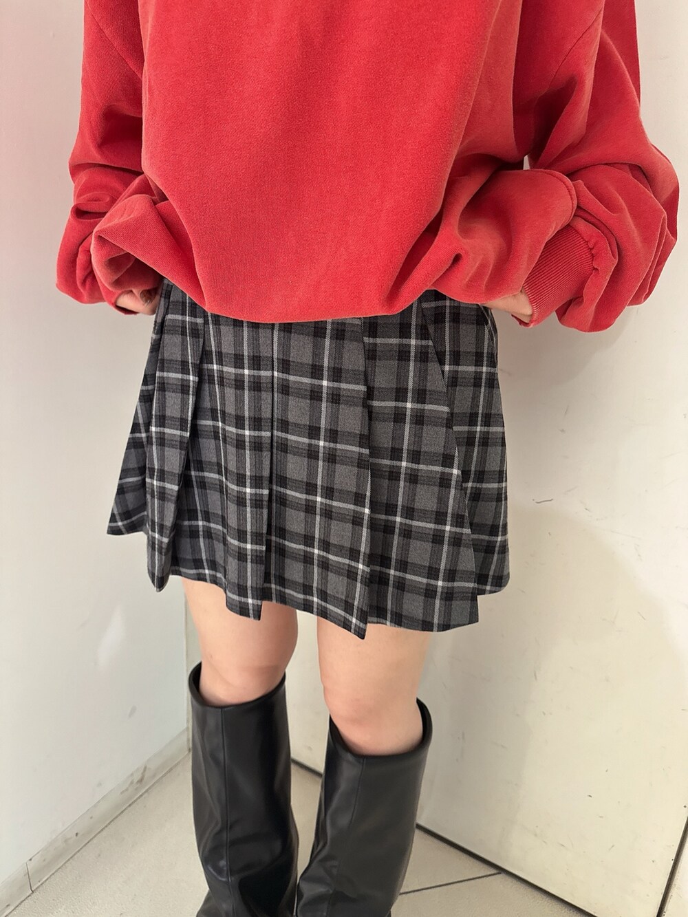 その他のスカート、レッド系のスウェット、ブラック系のブーツを着用したレディースの夏コーディネートの9枚目の写真