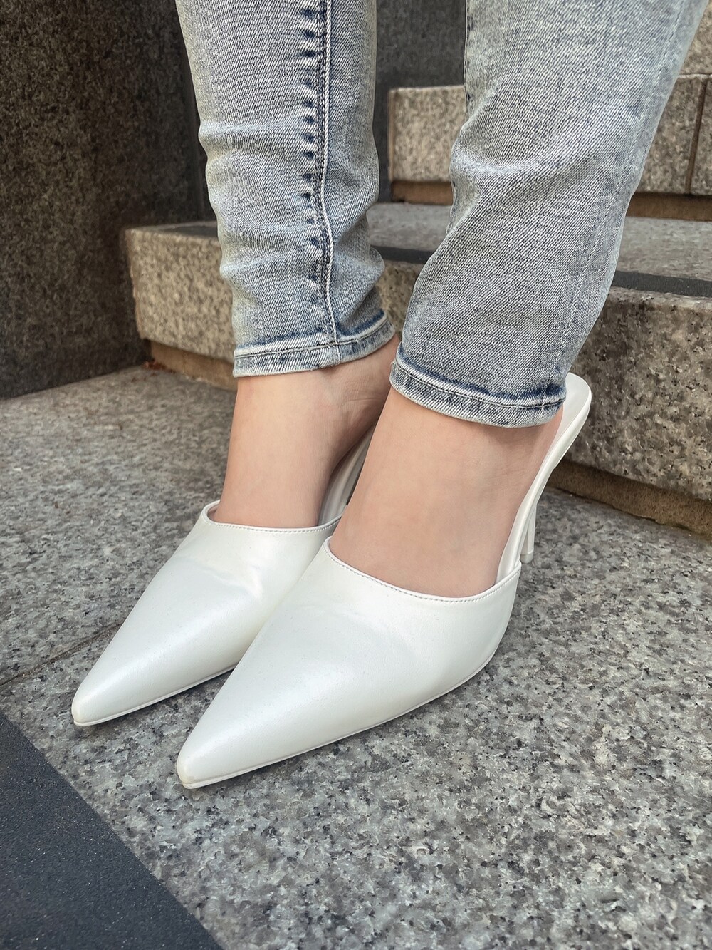 ホワイト系のTシャツ/カットソー、ピンク系のシャツ/ブラウス、ホワイト系のバックパック/リュックを着用したレディースの春コーディネートの9枚目の写真