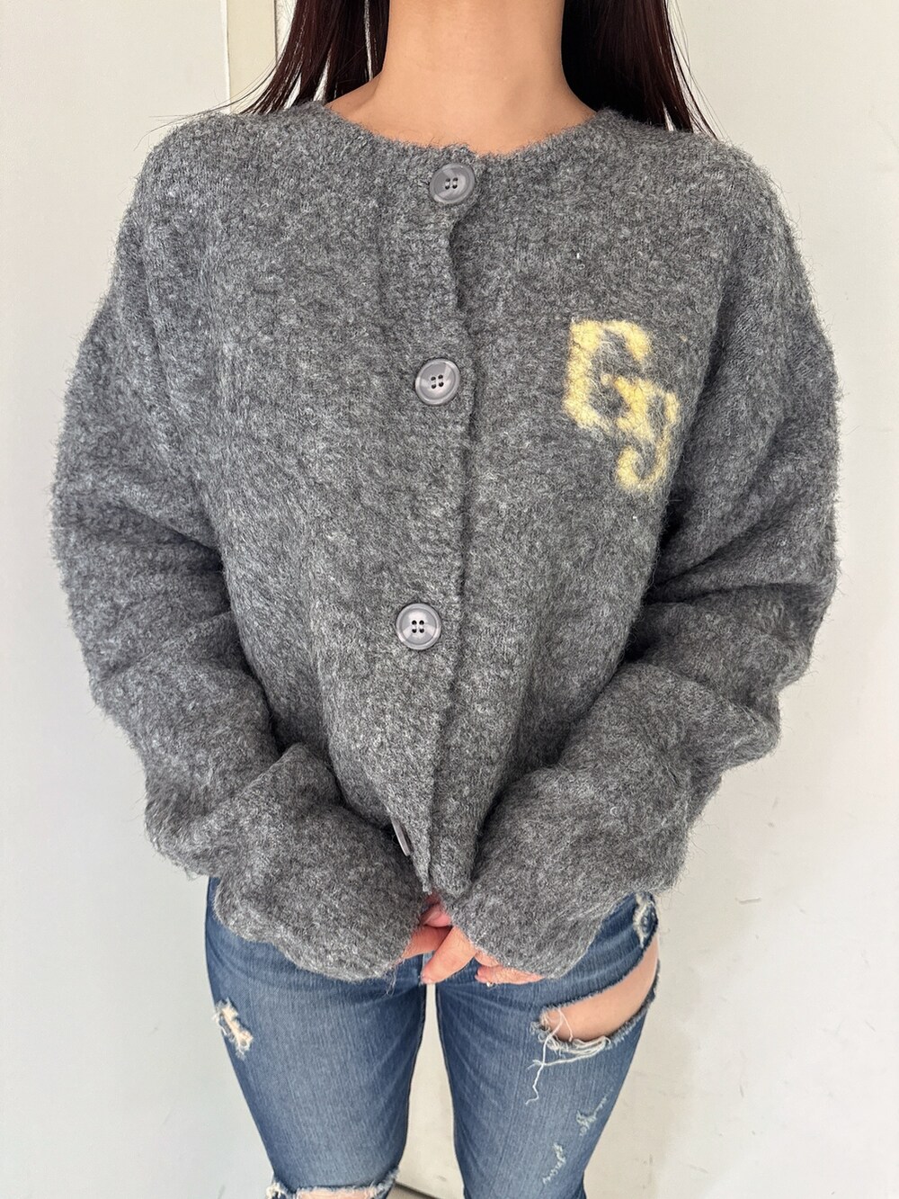 グレー系のカーディガン/ボレロ、ブルー系のデニムパンツ、ブラック系のブーツを着用したレディースの秋コーディネートの7枚目の写真