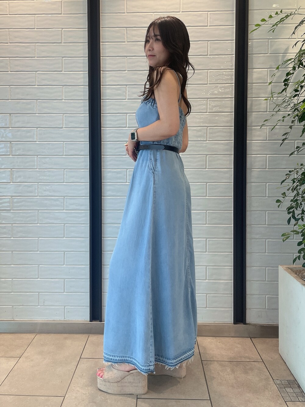 ブルー系のワンピース、ホワイト系のサンダル、シルバー系のベルトを着用したレディースの夏コーディネートの2枚目の写真