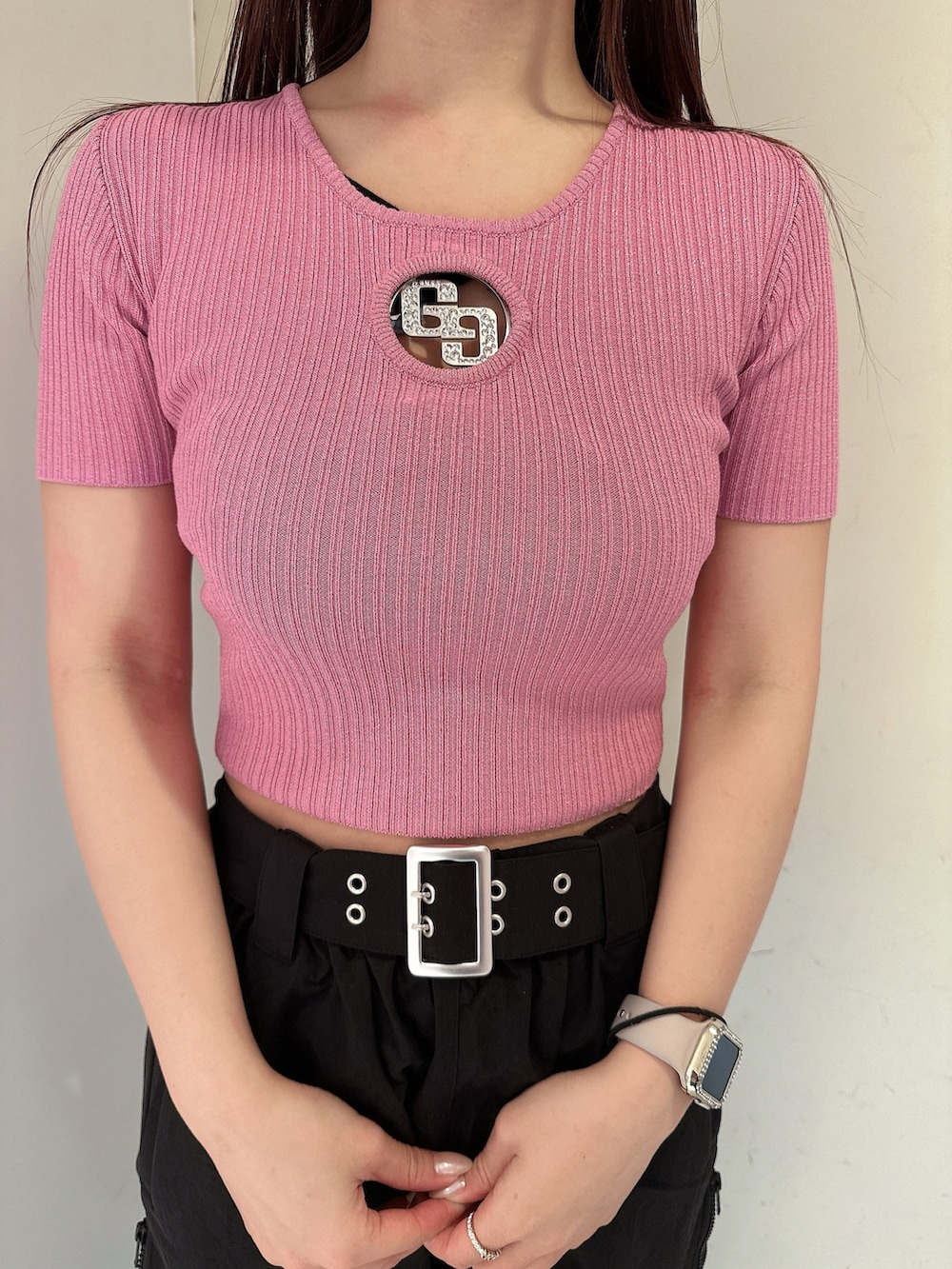 ブラック系のその他パンツ、ブラック系のサンダル、ピンク系のニット/セーターを着用したレディースの春コーディネートの7枚目の写真