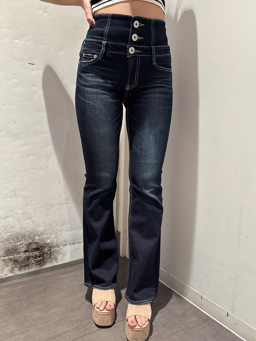 ブラック系のTシャツ/カットソー、ブルー系のデニムパンツ、ブラック系のサンダルを着用したレディースの春コーディネートの8枚目の写真