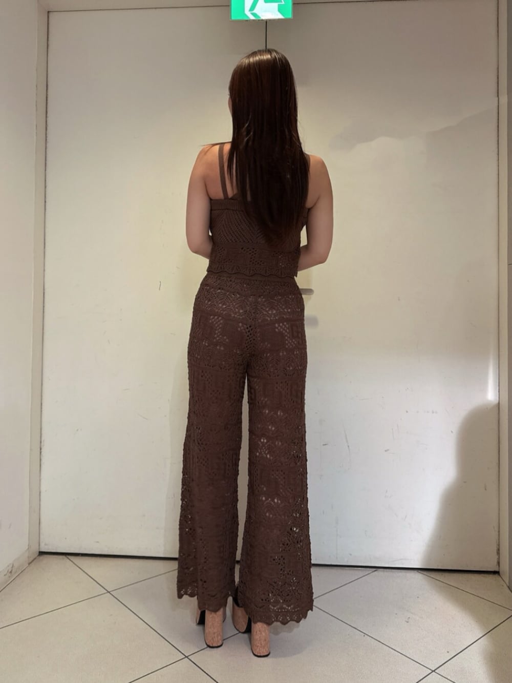 ブラウン系のその他パンツ、ブラック系のサンダル、ブラウン系のキャミソールを着用したレディースの夏コーディネートの3枚目の写真