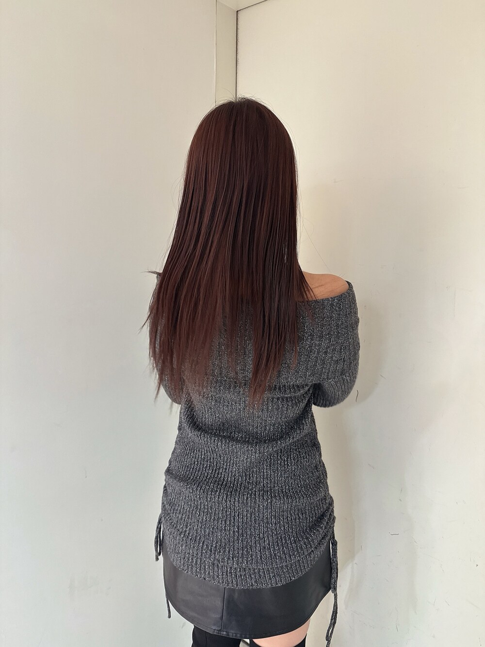 ブラック系のブーツ、ブラック系のスカート、ブラック系のチュニックを着用したレディースの秋コーディネートの6枚目の写真