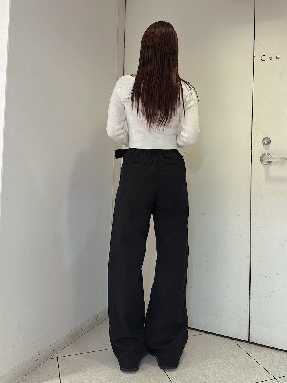 ブラック系のその他パンツ、ブラック系のサンダル、ホワイト系のニット/セーターを着用したレディースの春コーディネートの3枚目の写真