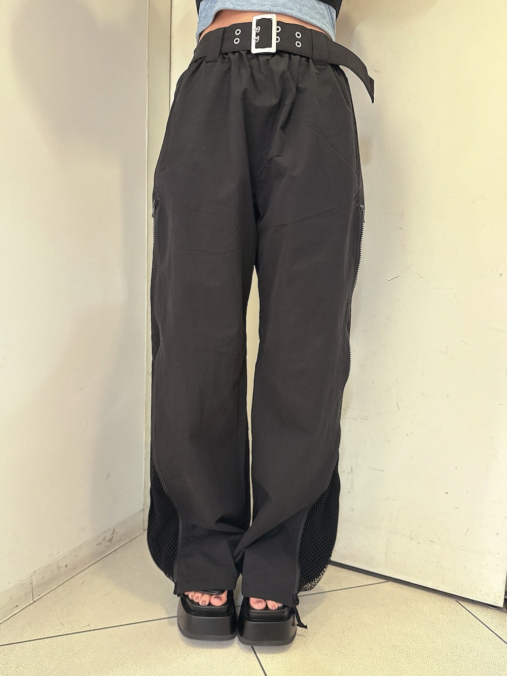 ブラック系のカーディガン/ボレロ、ブルー系のキャミソール、ブラック系のその他パンツを着用したレディースの春コーディネートの8枚目の写真