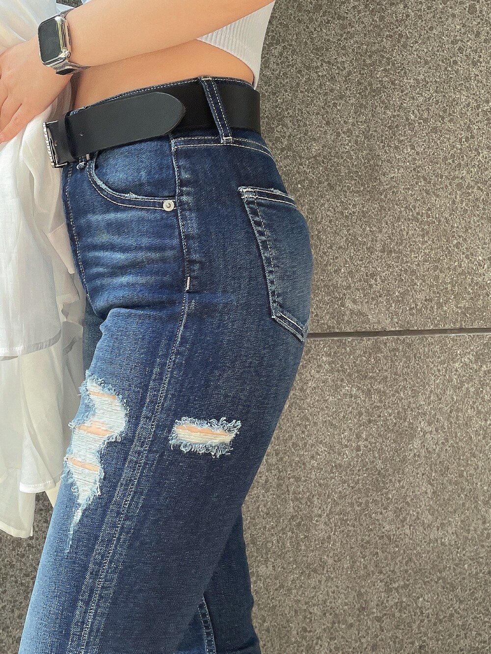 ブルー系のTシャツ/カットソー、ホワイト系のチューブトップ、ブルー系のデニムパンツを着用したレディースの春コーディネートの6枚目の写真