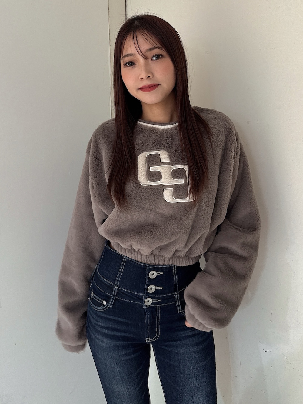 ブラック系のブーツ、ブルー系のデニムパンツ、ベージュ系のTシャツ/カットソーを着用したレディースの秋コーディネートの4枚目の写真