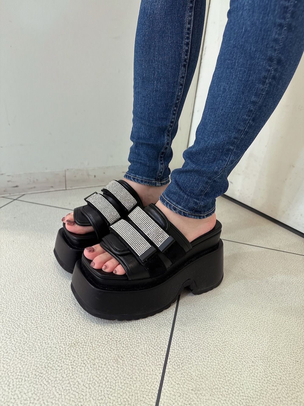 グレー系のカーディガン/ボレロ、ブルー系のデニムパンツ、ブラック系のサンダルを着用したレディースの春コーディネートの9枚目の写真
