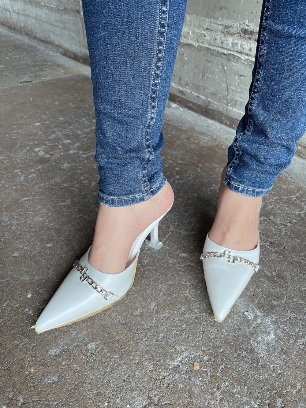 ホワイト系のパンプス、グリーン系のスウェット、ホワイト系のダウンジャケット/コートを着用したレディースの秋コーディネートの5枚目の写真