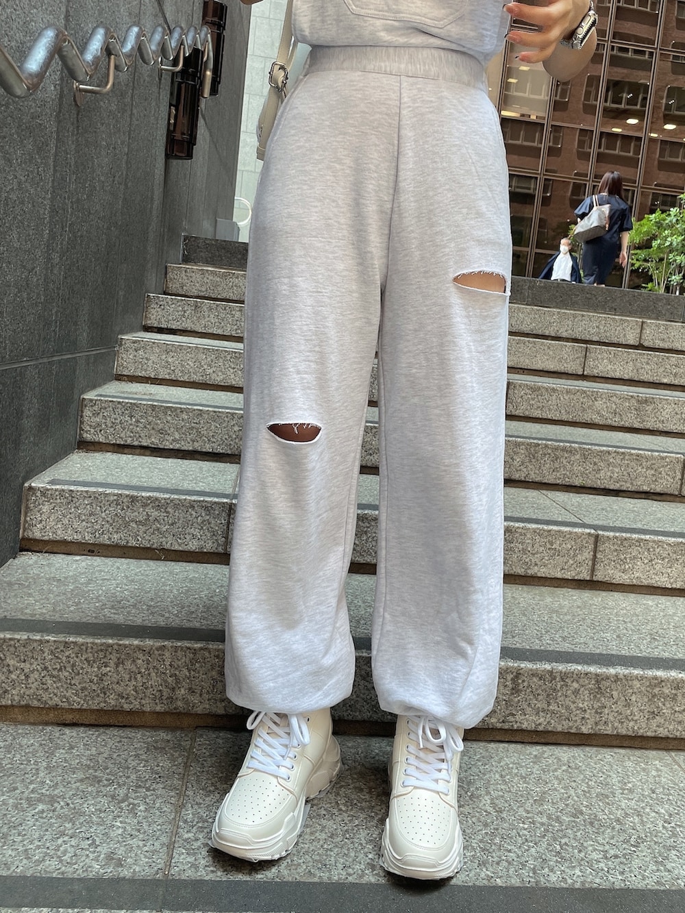 ホワイト系のスニーカー、パープル系のTシャツ/カットソー、グレー系のつなぎ/オールインワンを着用したレディースの夏コーディネートの6枚目の写真