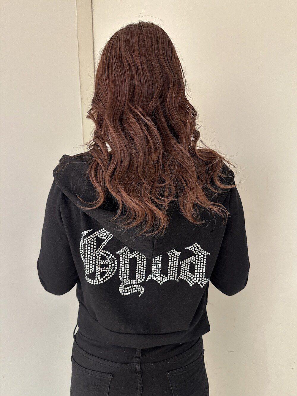 ブラック系のデニムパンツ、ホワイト系のサンダル、ホワイト系のキャミソールを着用したレディースの春コーディネートの6枚目の写真