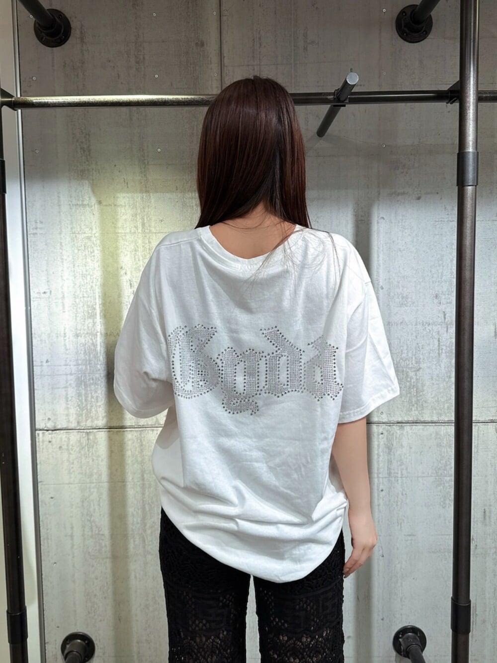ブラック系のサンダル、ブラック系のその他パンツ、ホワイト系のTシャツ/カットソーを着用したレディースの夏コーディネートの6枚目の写真