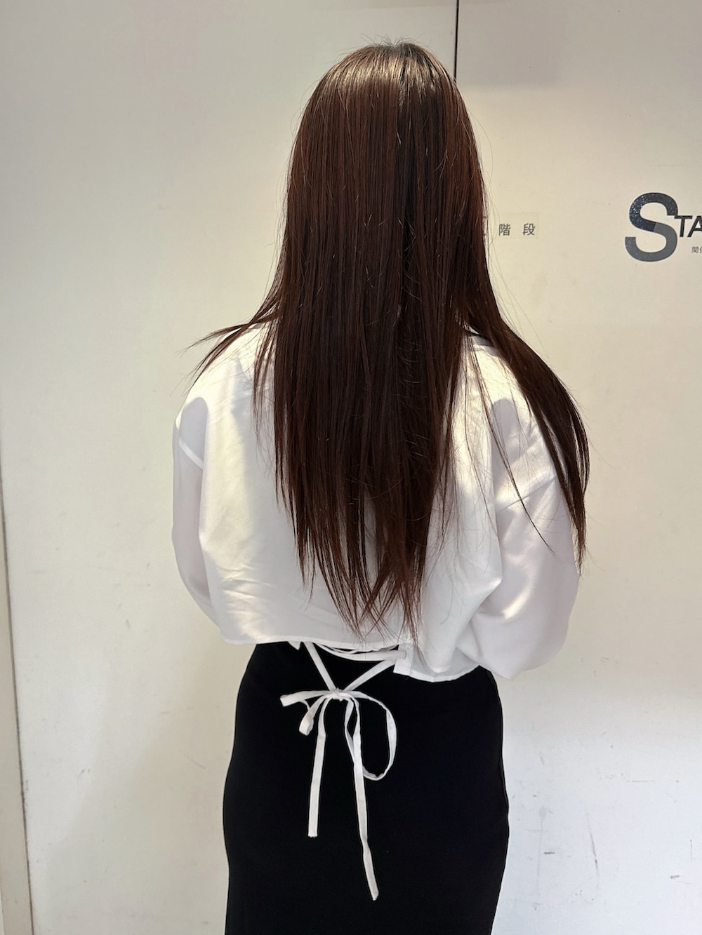 ブラック系のワンピース、ホワイト系のシャツ/ブラウス、ホワイト系のサンダルを着用したレディースの夏コーディネートの6枚目の写真