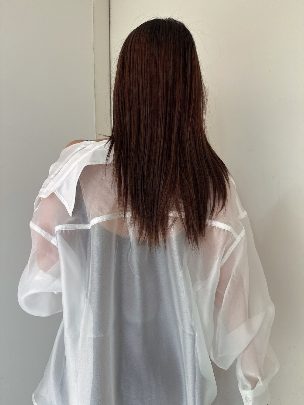 ホワイト系のシャツ/ブラウス、ブラック系のワンピース、ブラック系のサンダルを着用したレディースの夏コーディネートの6枚目の写真